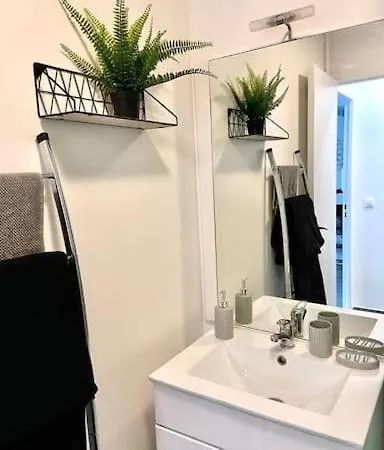 Le Cosy Studio Proche Paris Avec Parking & Terrasse Evry-Courcouronnes