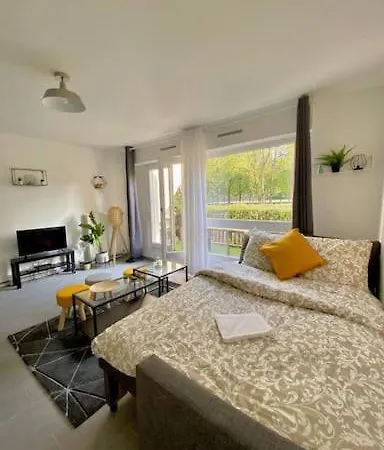 Le Cosy Studio Proche Paris Avec Parking & Terrasse * Evry-Courcouronnes